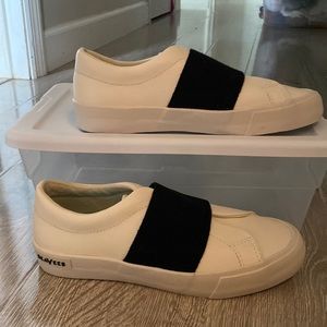 SeaVees sneakers 7.50, black and white brand new.